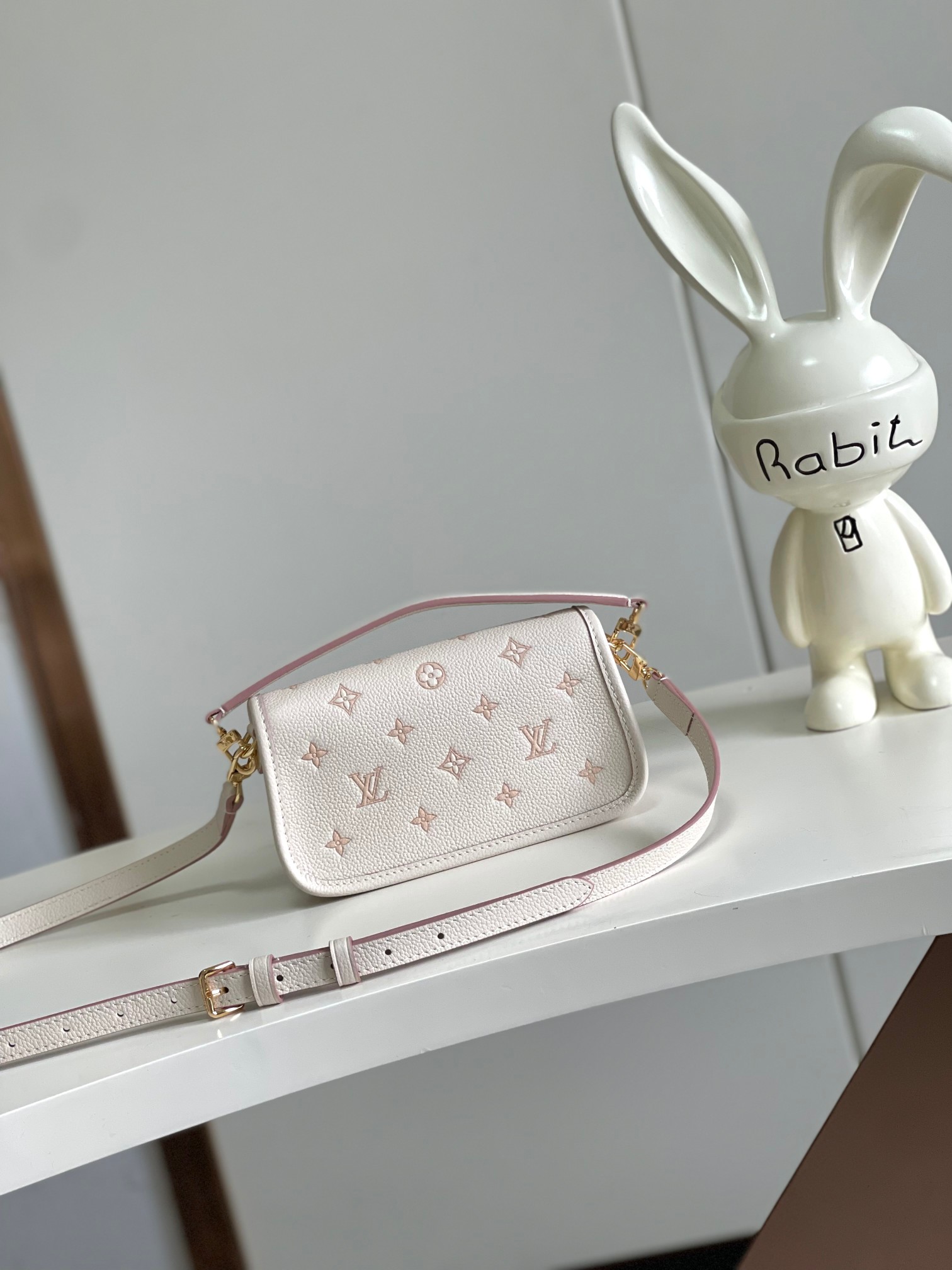 Louis Vuitton Basic Bag White M