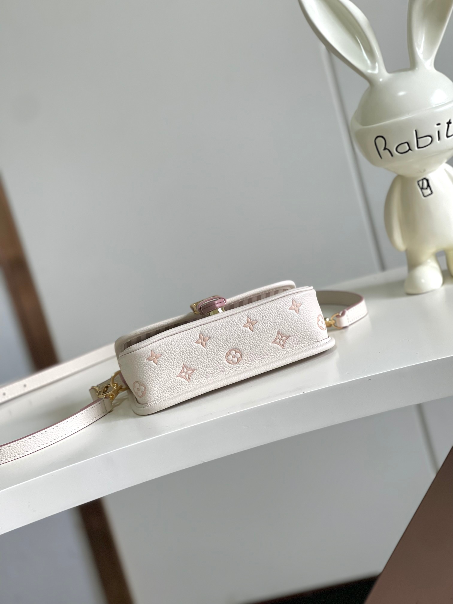 Louis Vuitton Basic Bag White M