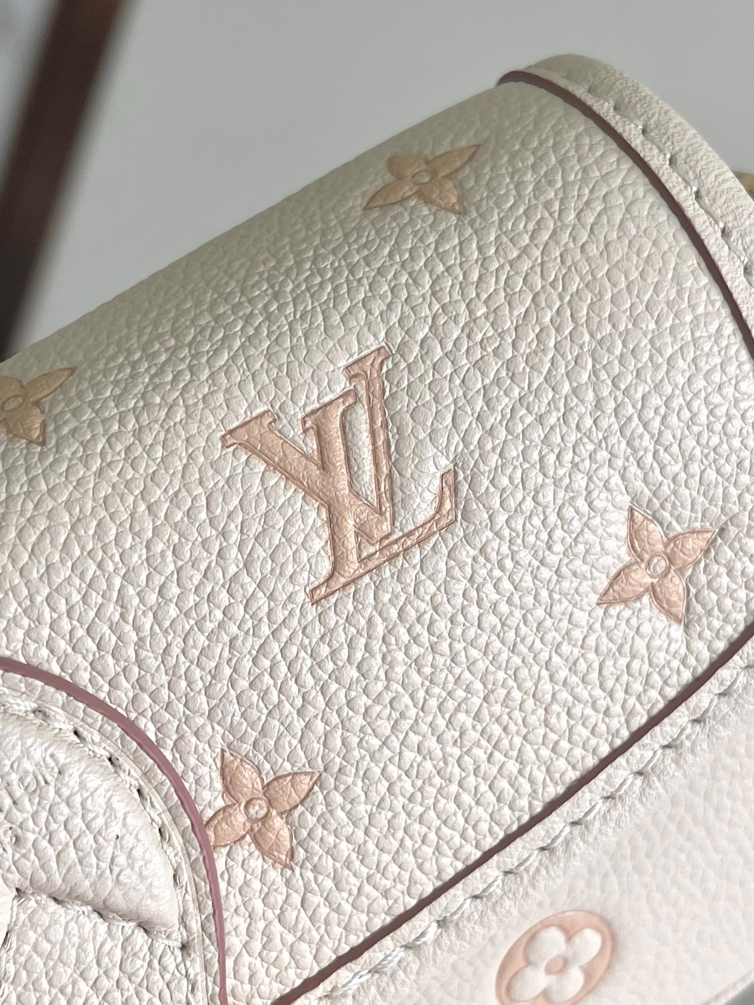 Louis Vuitton Basic Bag White M