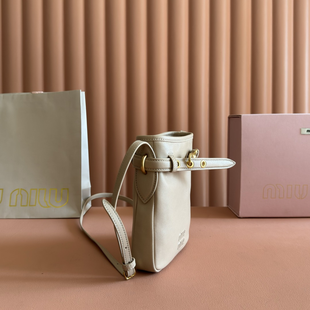 Miu Miu Bucket Bag Sheepskin M-17cm-19cm