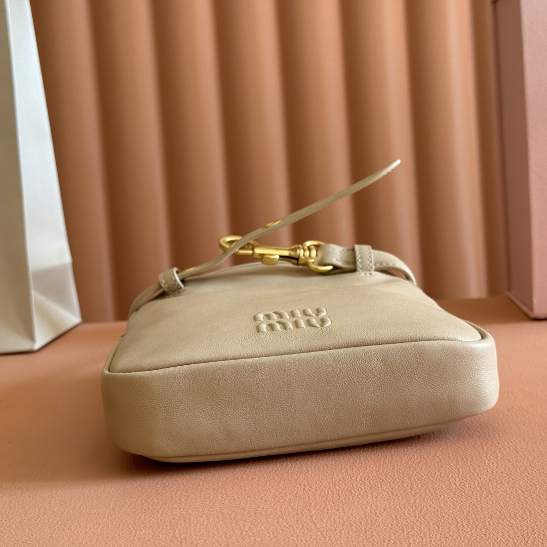 Miu Miu Bucket Bag Sheepskin M-17cm-19cm