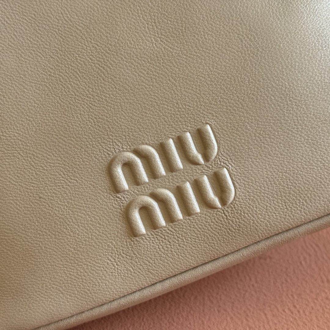 Miu Miu Bucket Bag Sheepskin M-17cm-19cm