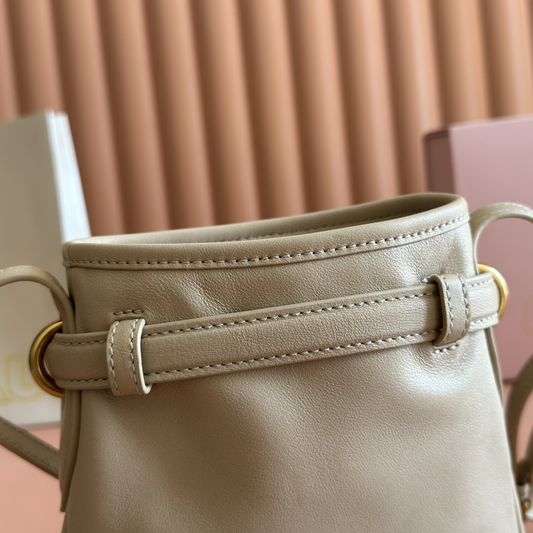 Miu Miu Bucket Bag Sheepskin M-17cm-19cm