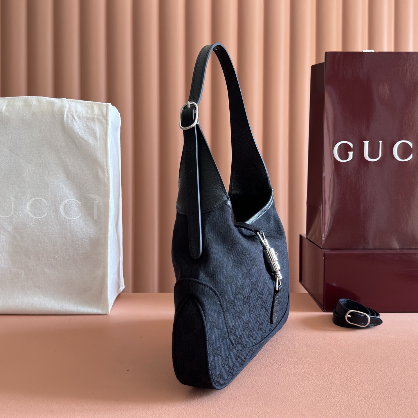 Gucci Basic Bag M-l
