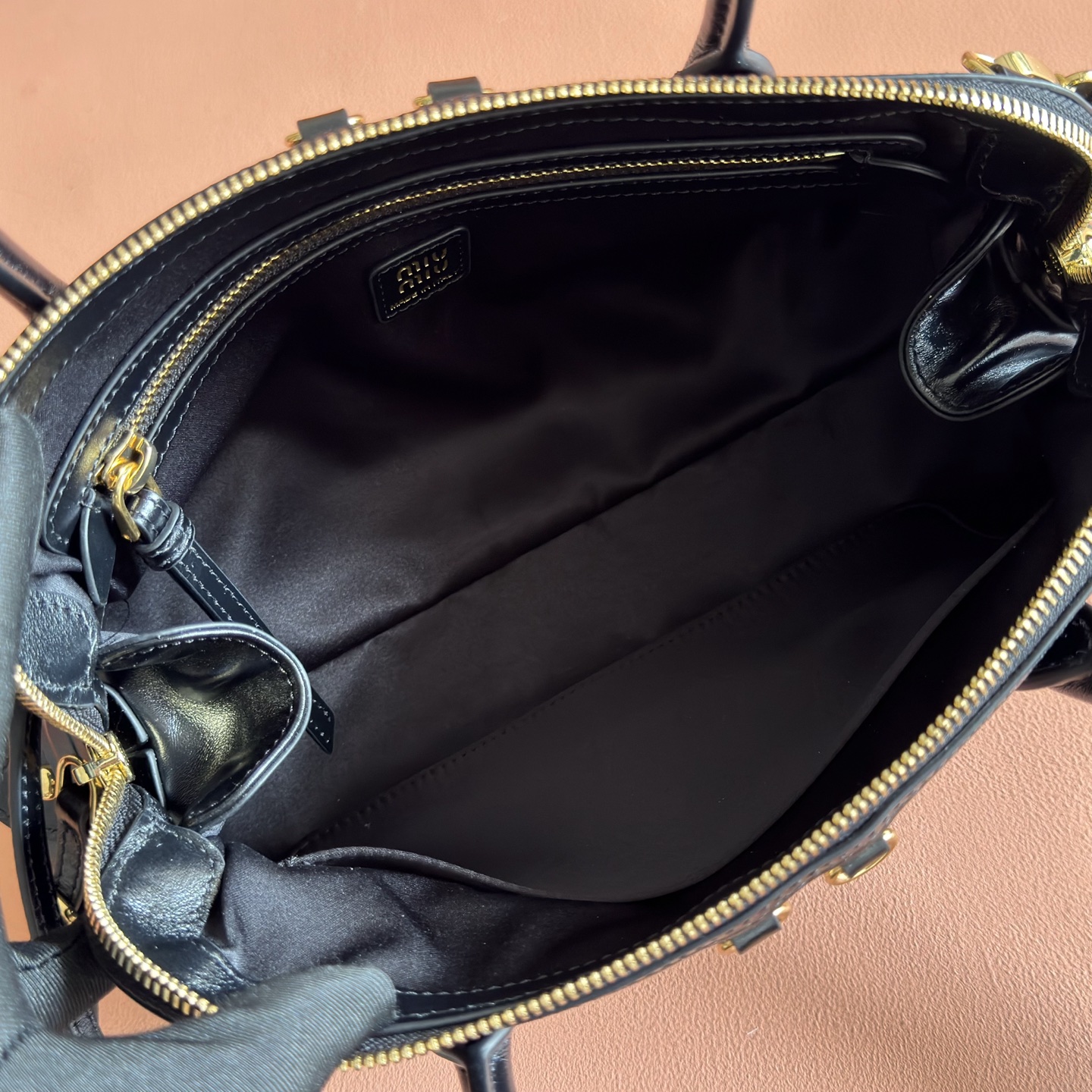 Miu Miu Basic Bag M-s