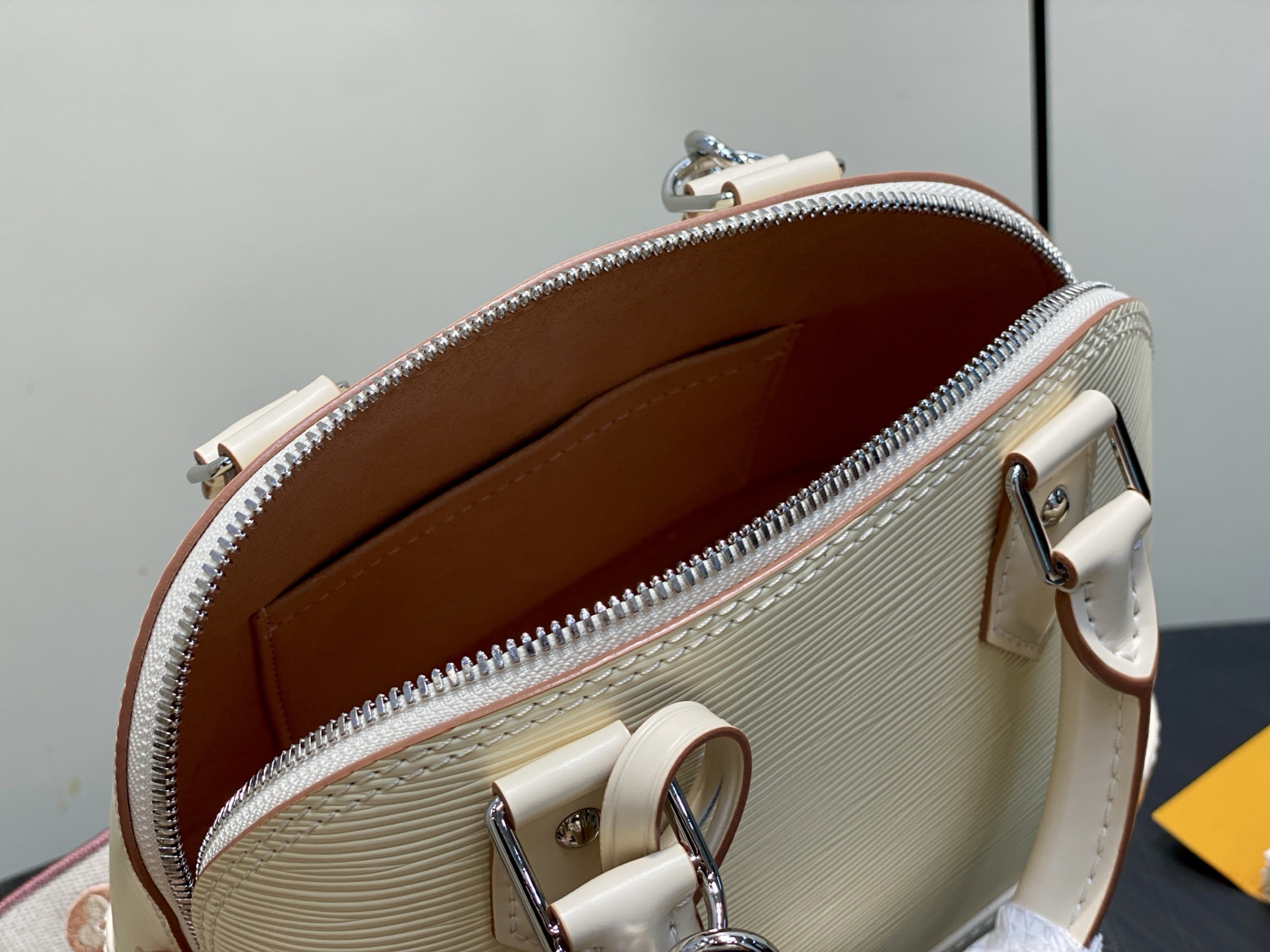 Louis Vuitton Basic Bag White M-l