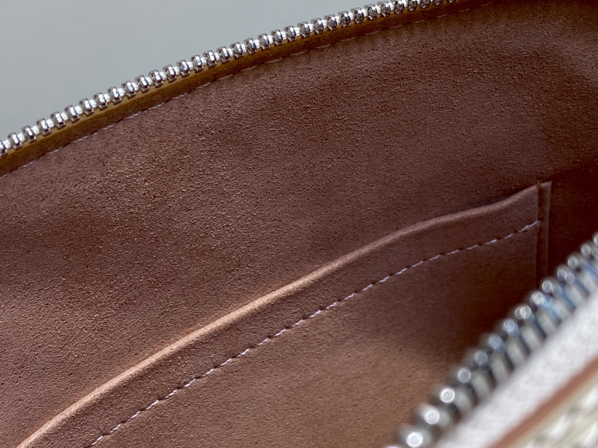 Louis Vuitton Basic Bag White M-l