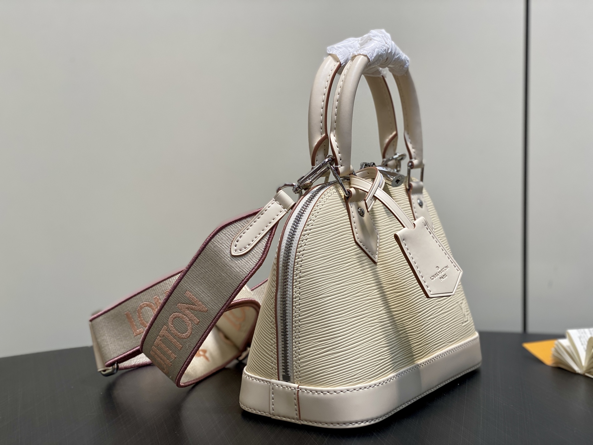 Louis Vuitton Basic Bag White M-l