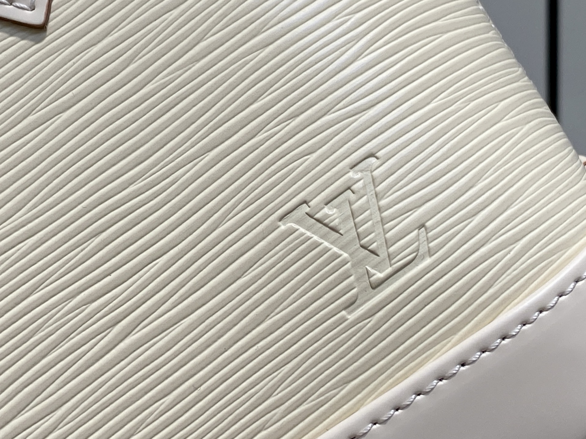 Louis Vuitton Basic Bag White M-l