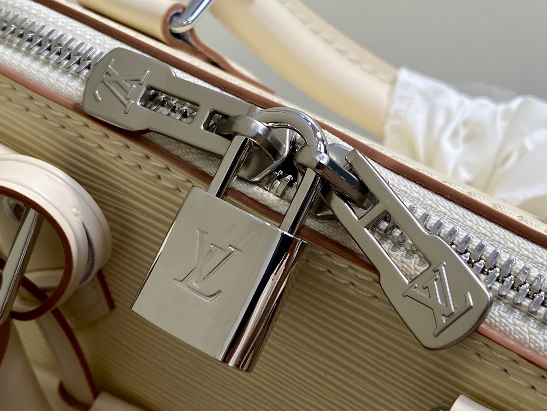 Louis Vuitton Basic Bag White M-l