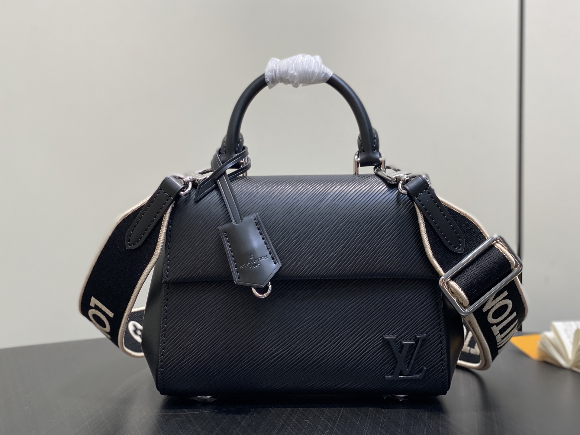 Louis Vuitton Tote Bag Black M-l
