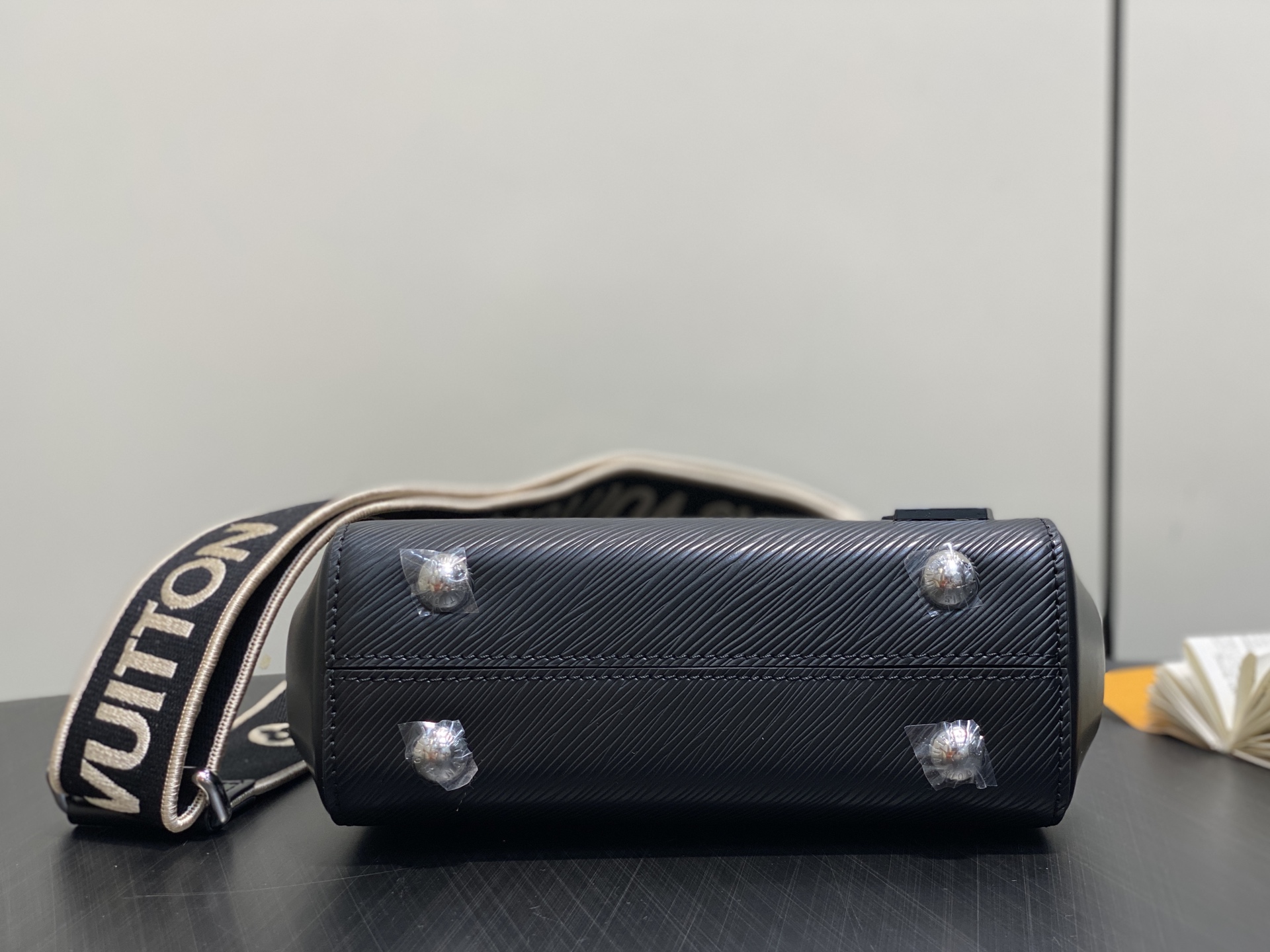 Louis Vuitton Tote Bag Black M-l