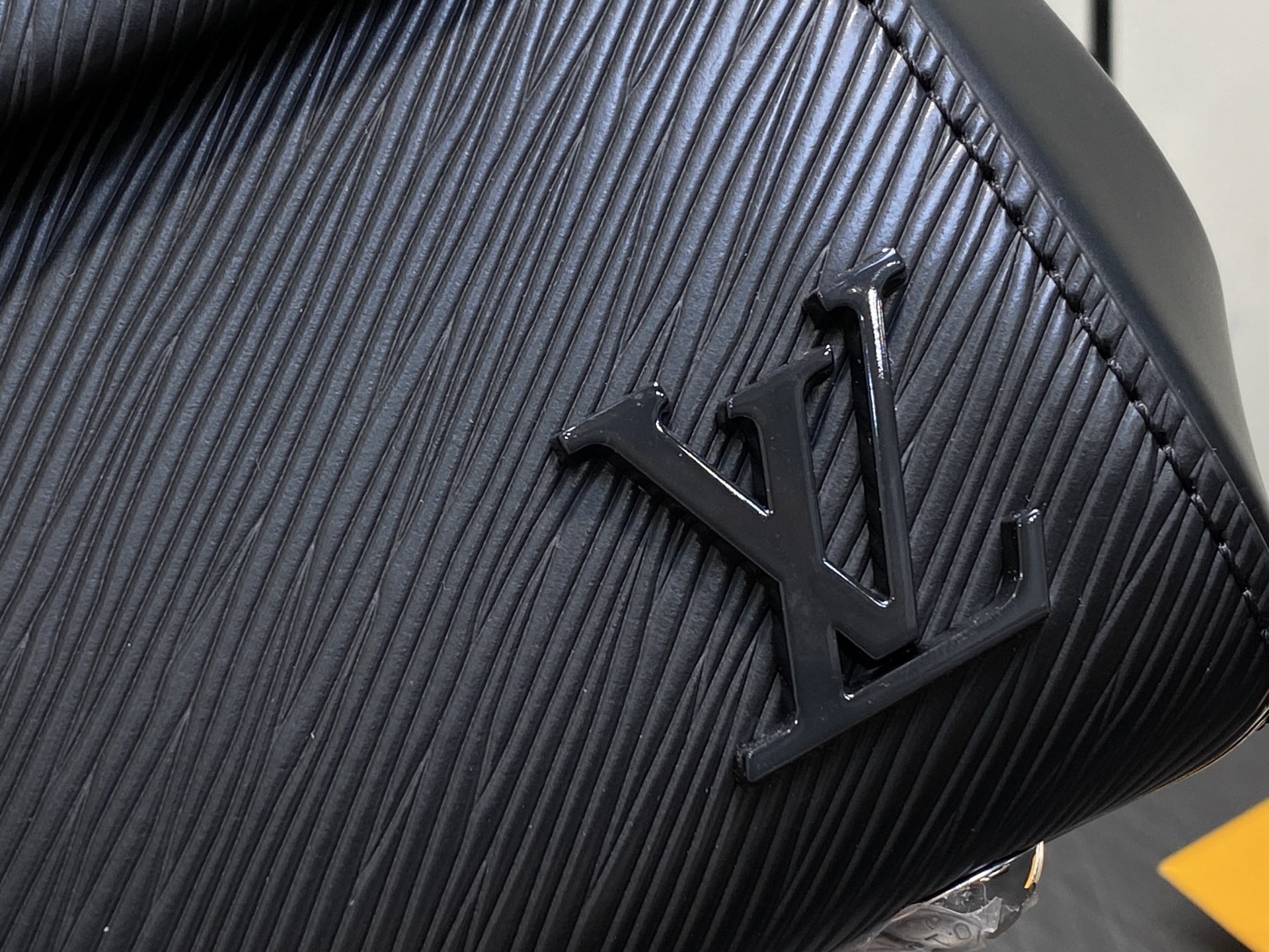 Louis Vuitton Tote Bag Black M-l
