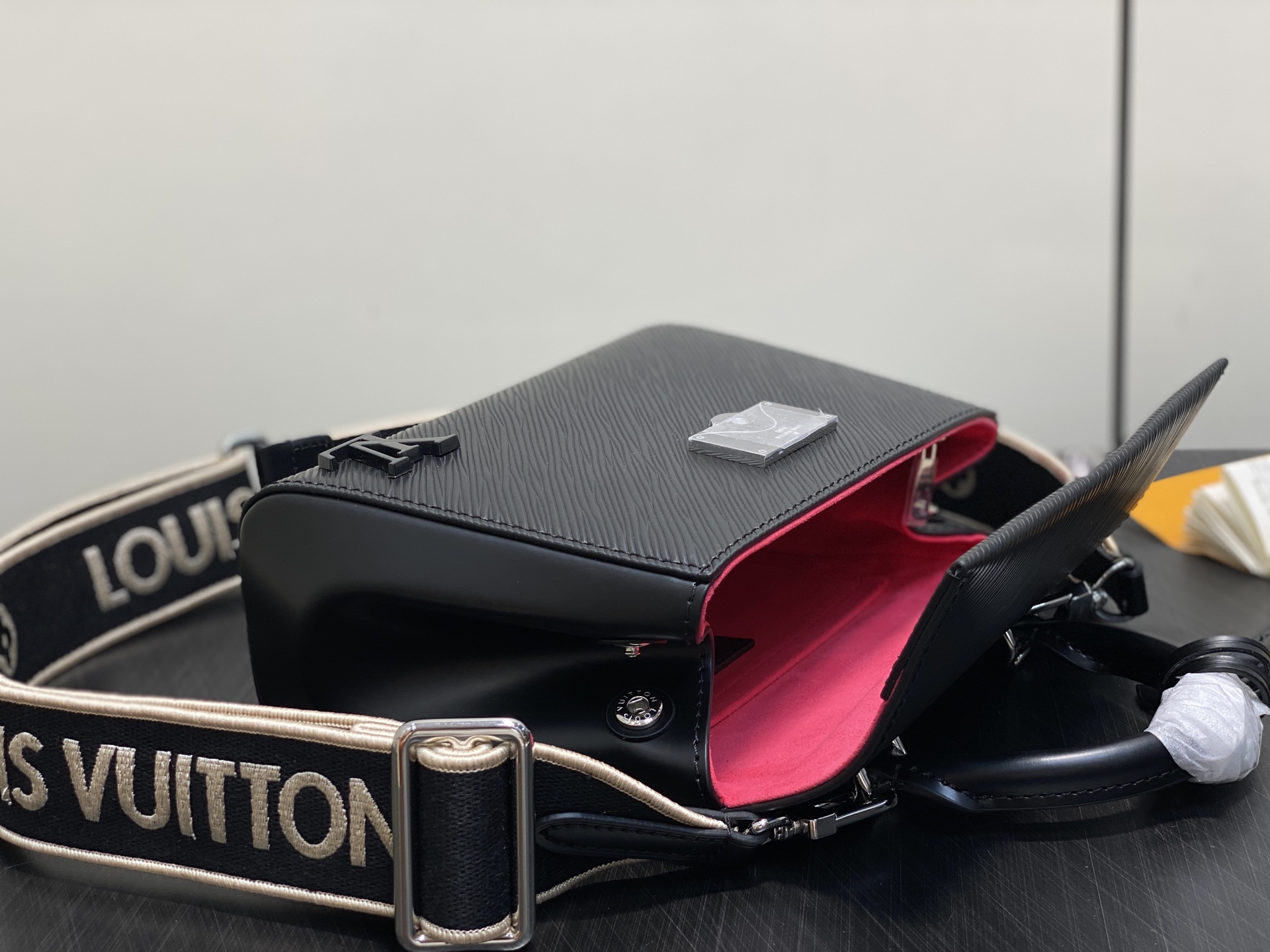 Louis Vuitton Tote Bag Black M-l