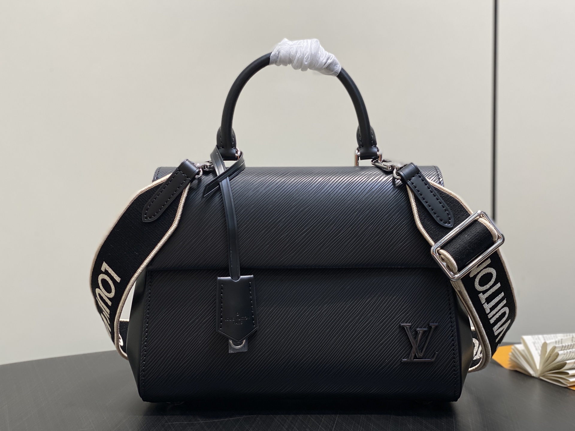 Louis Vuitton Tote Bag Black M-l
