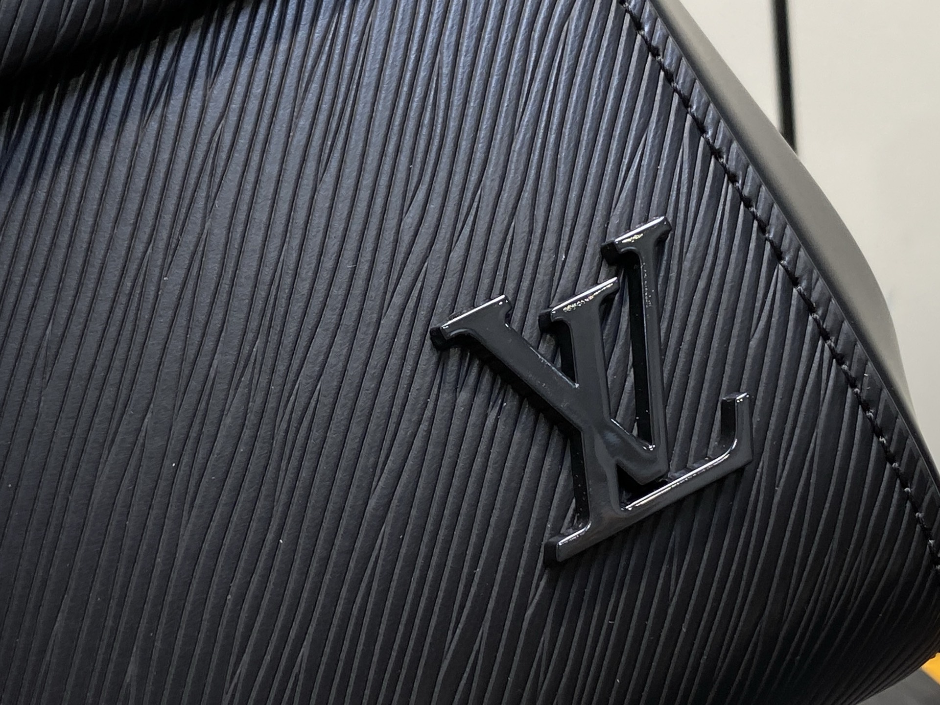 Louis Vuitton Tote Bag Black M-l