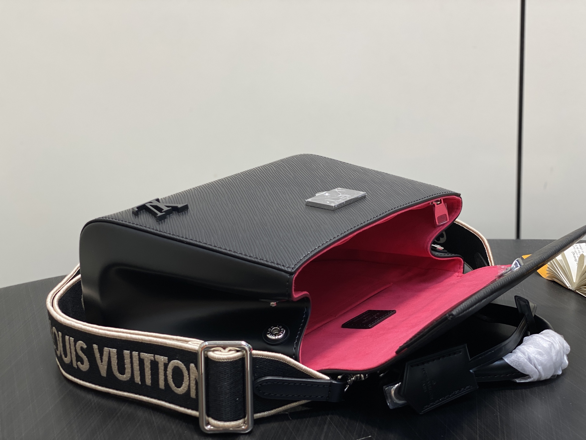 Louis Vuitton Tote Bag Black M-l