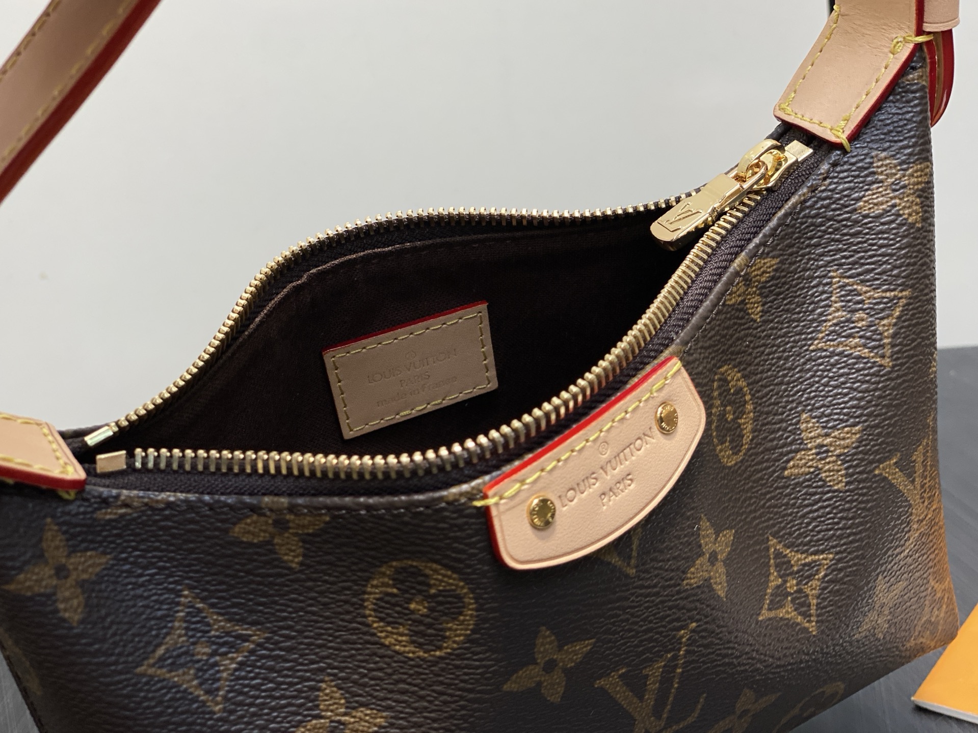 Louis Vuitton Basic Bag Cow Leather M-l-s