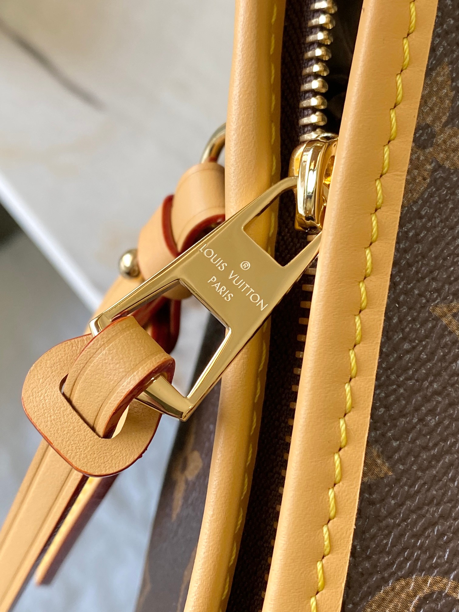 Louis Vuitton Basic Bag M-l-s