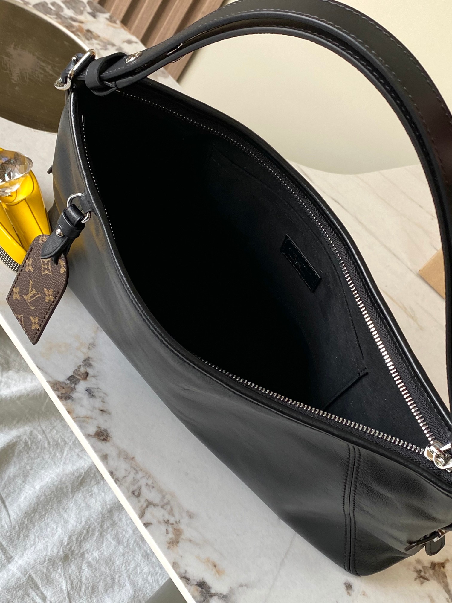 Louis Vuitton Basic Bag M-l-s