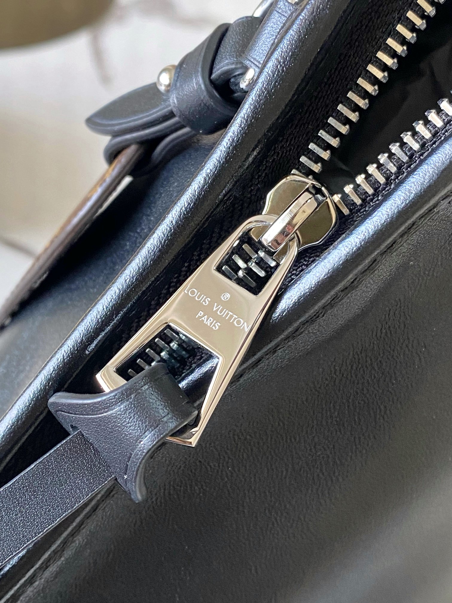 Louis Vuitton Basic Bag M-l-s