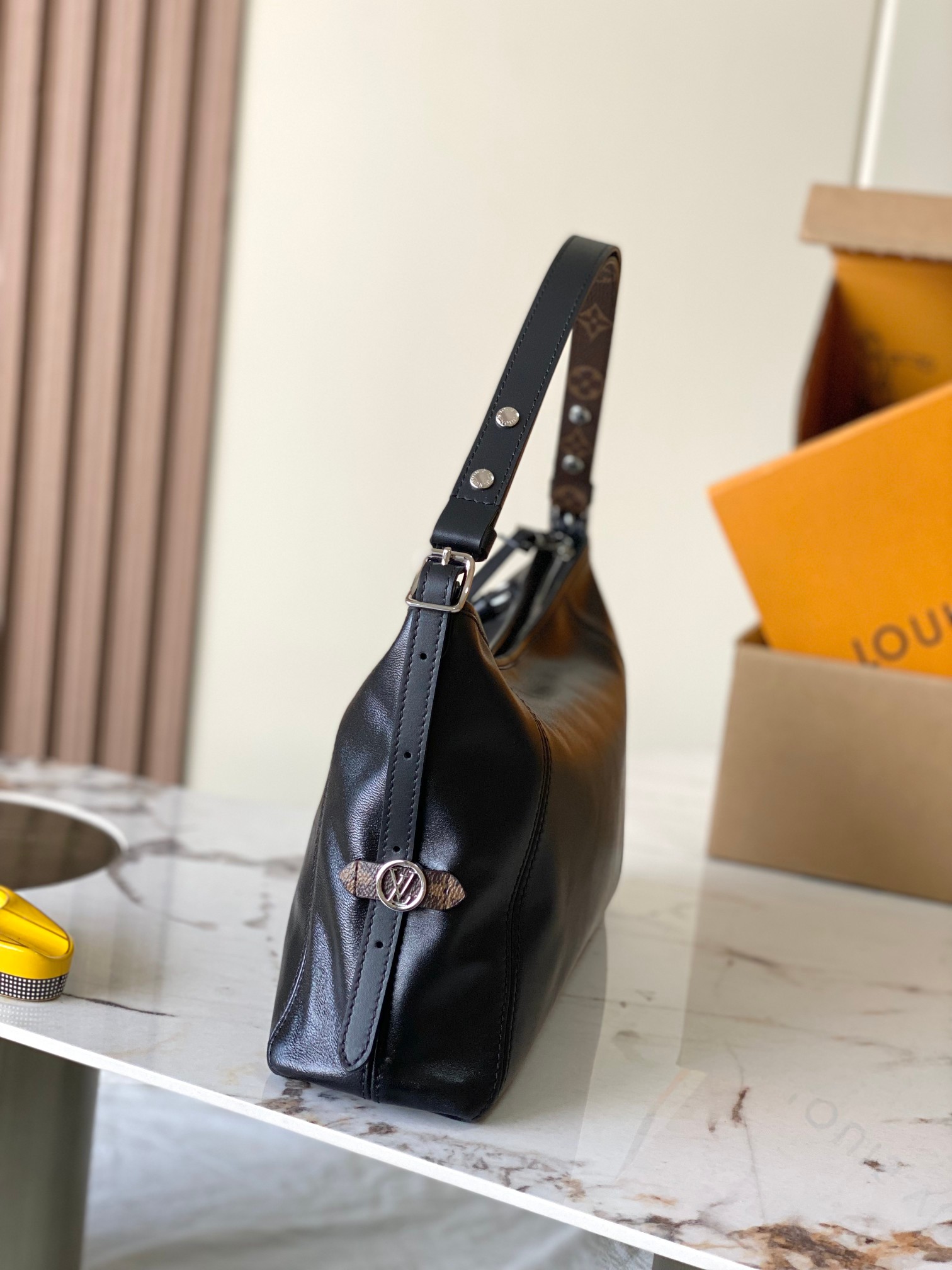 Louis Vuitton Basic Bag M-l-s