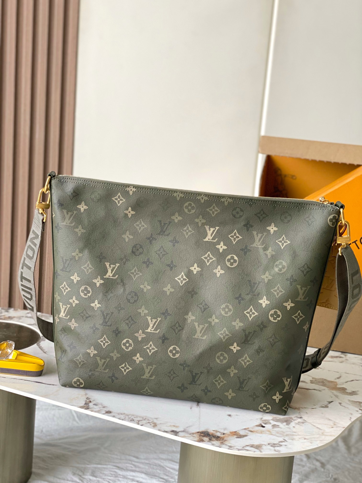Louis Vuitton Basic Bag M