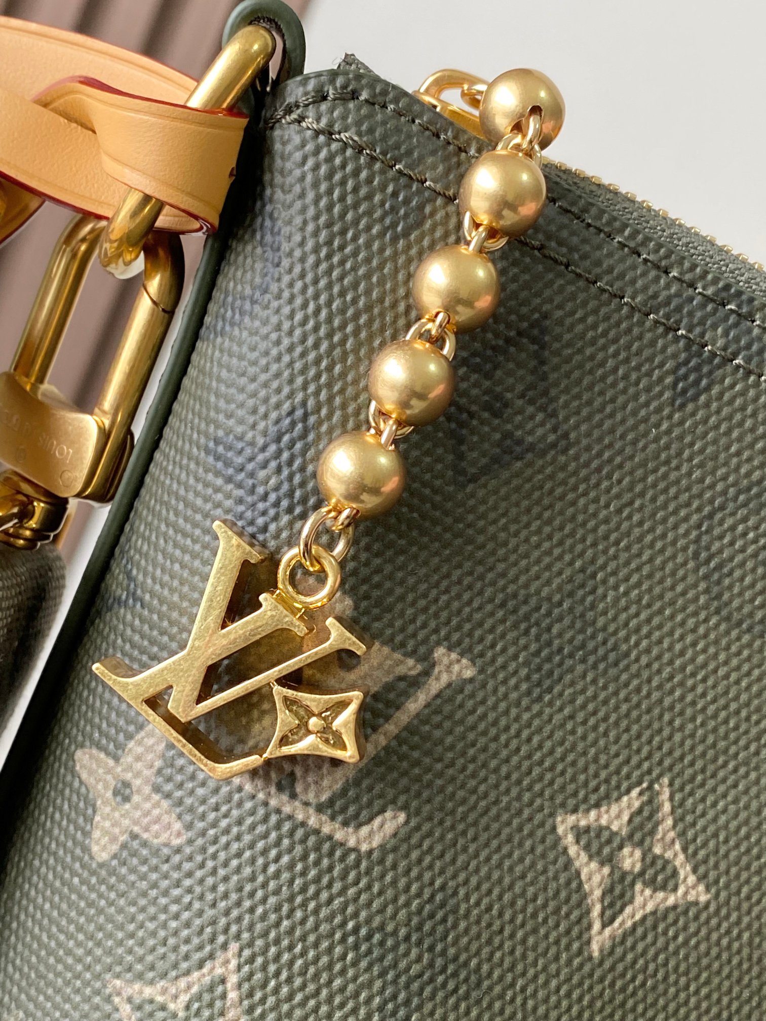 Louis Vuitton Basic Bag M