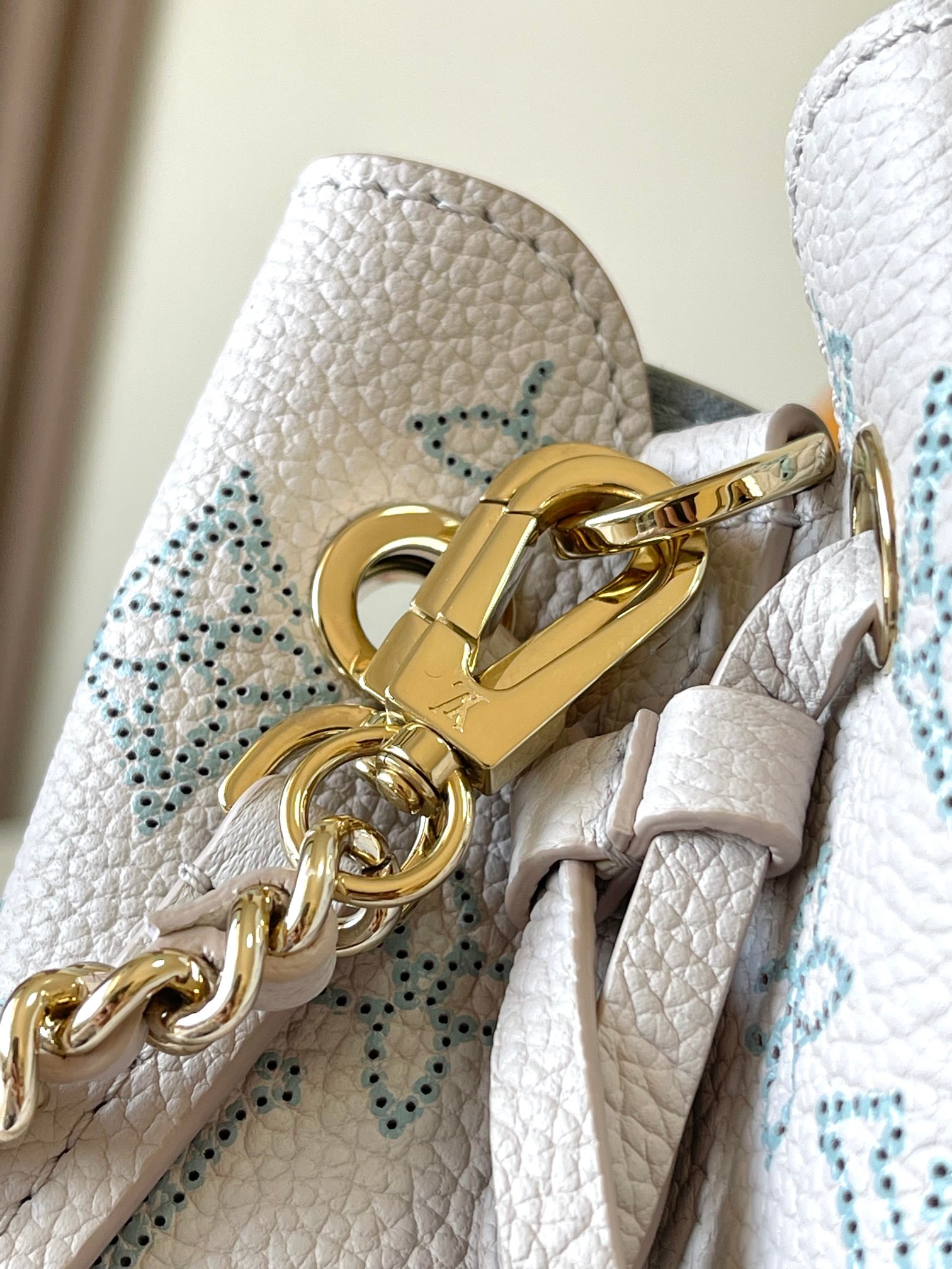 Louis Vuitton Basic Bag White M-l