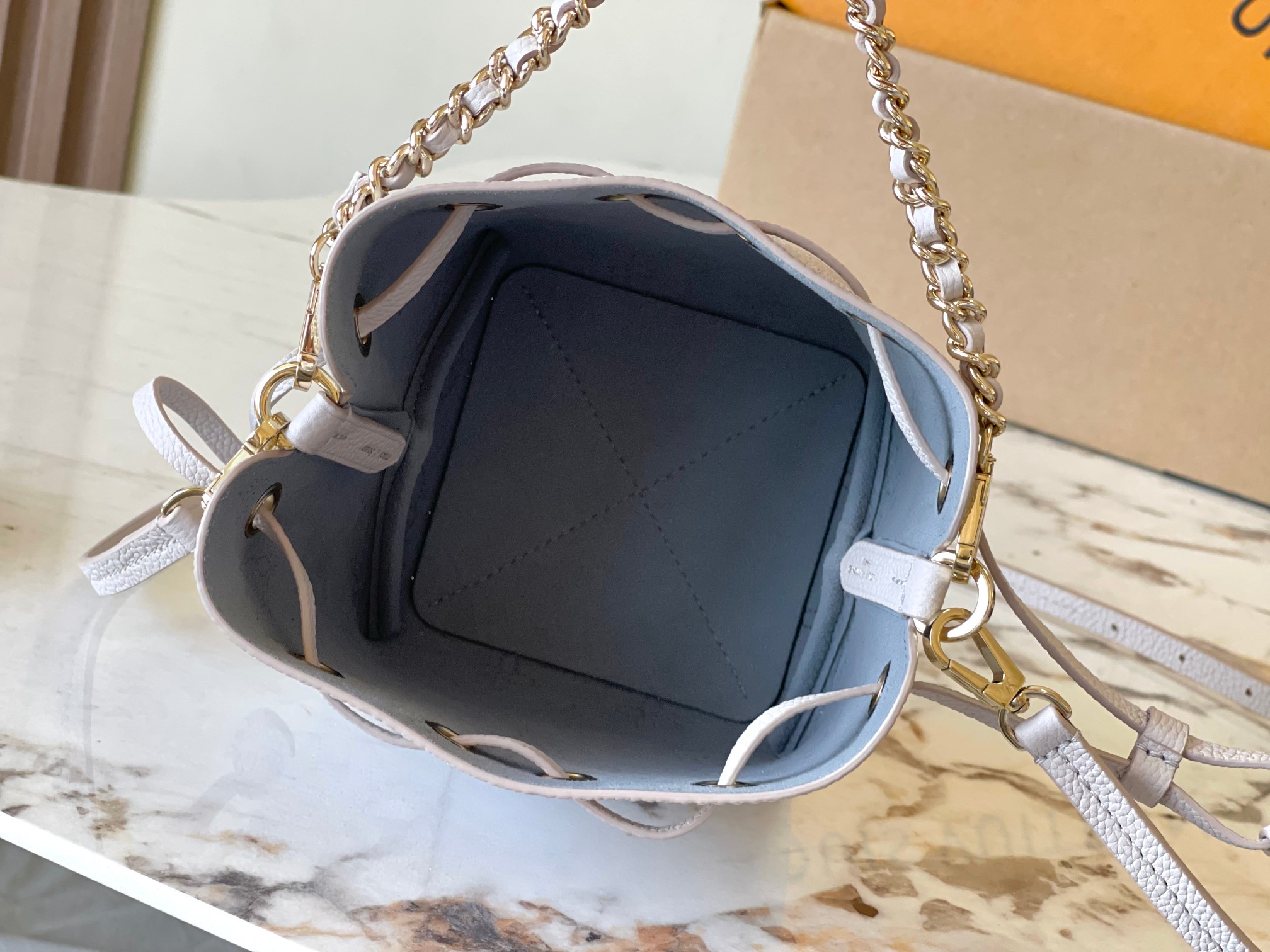 Louis Vuitton Basic Bag White M-l