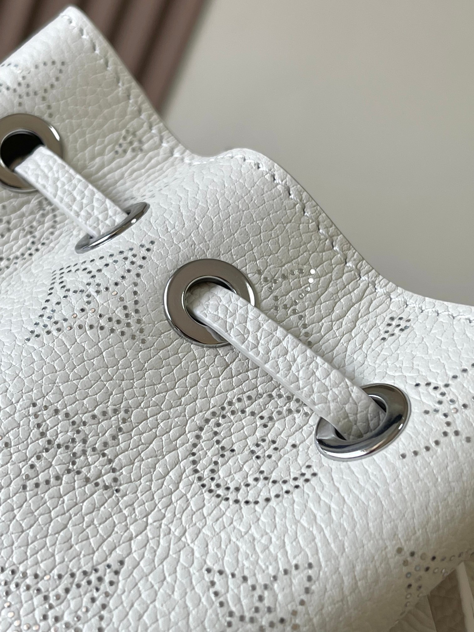 Louis Vuitton Basic Bag White M-l