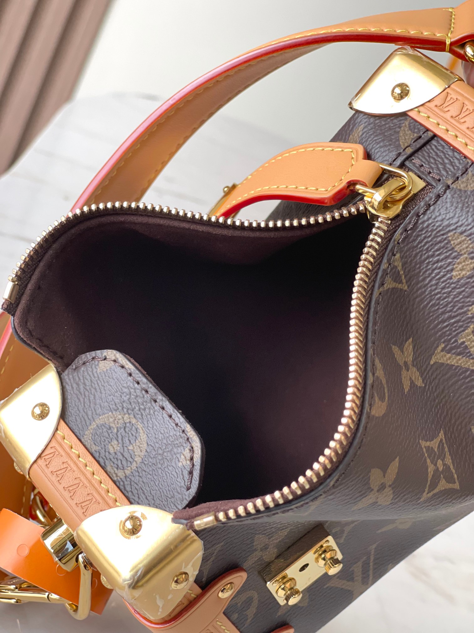 Louis Vuitton Basic Bag M-s