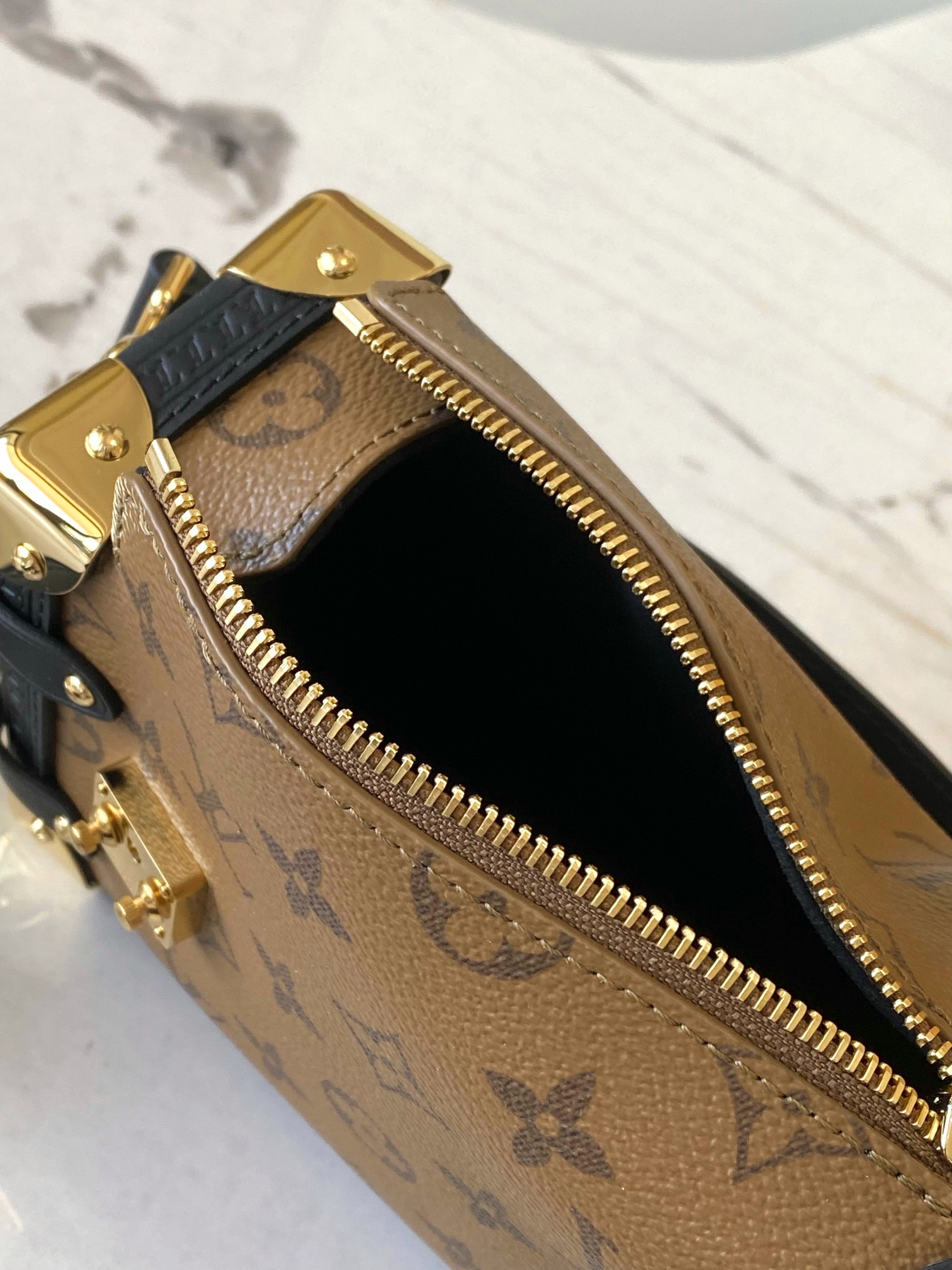 Louis Vuitton Basic Bag M-s