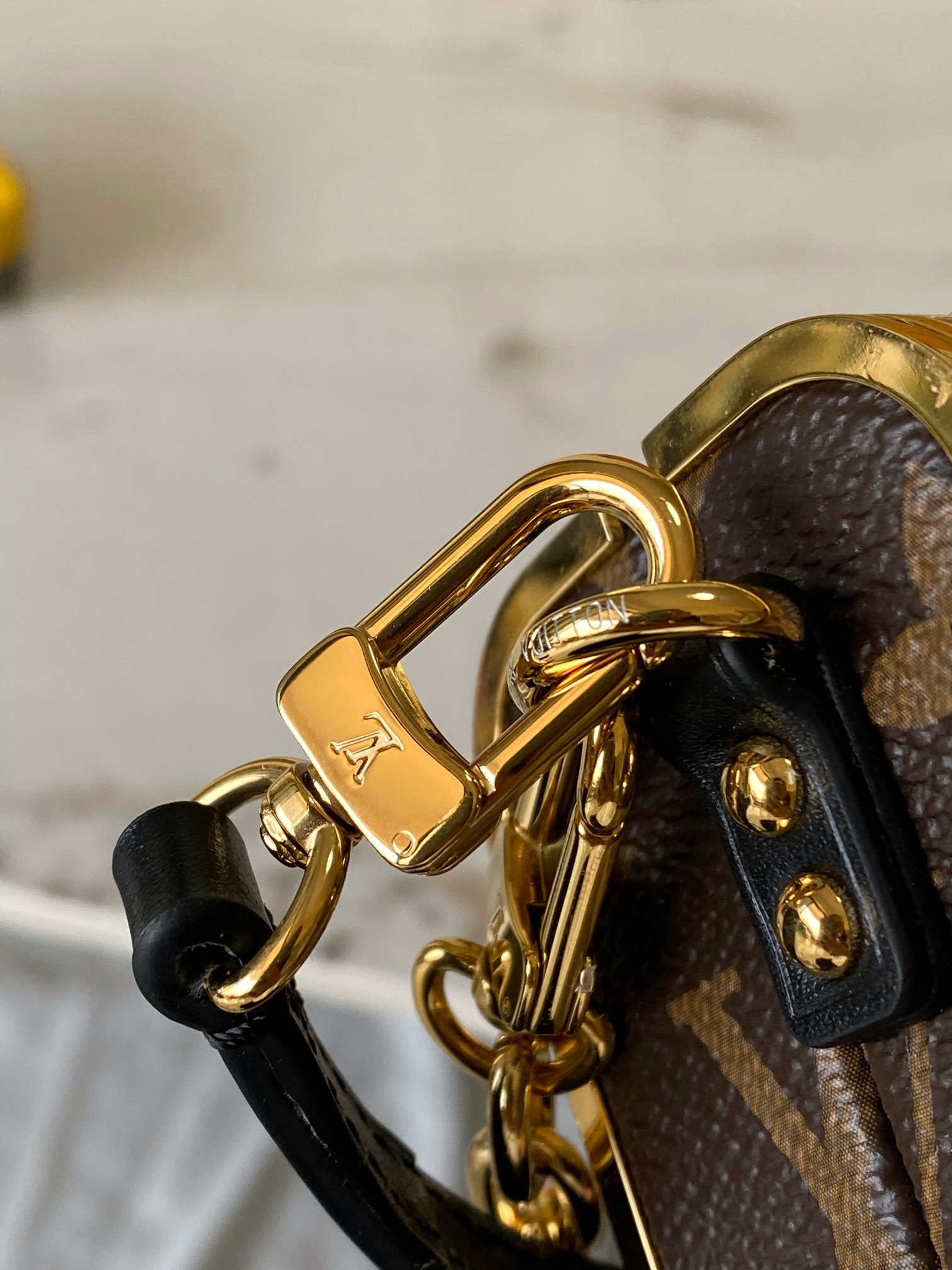 Louis Vuitton Basic Bag M-s