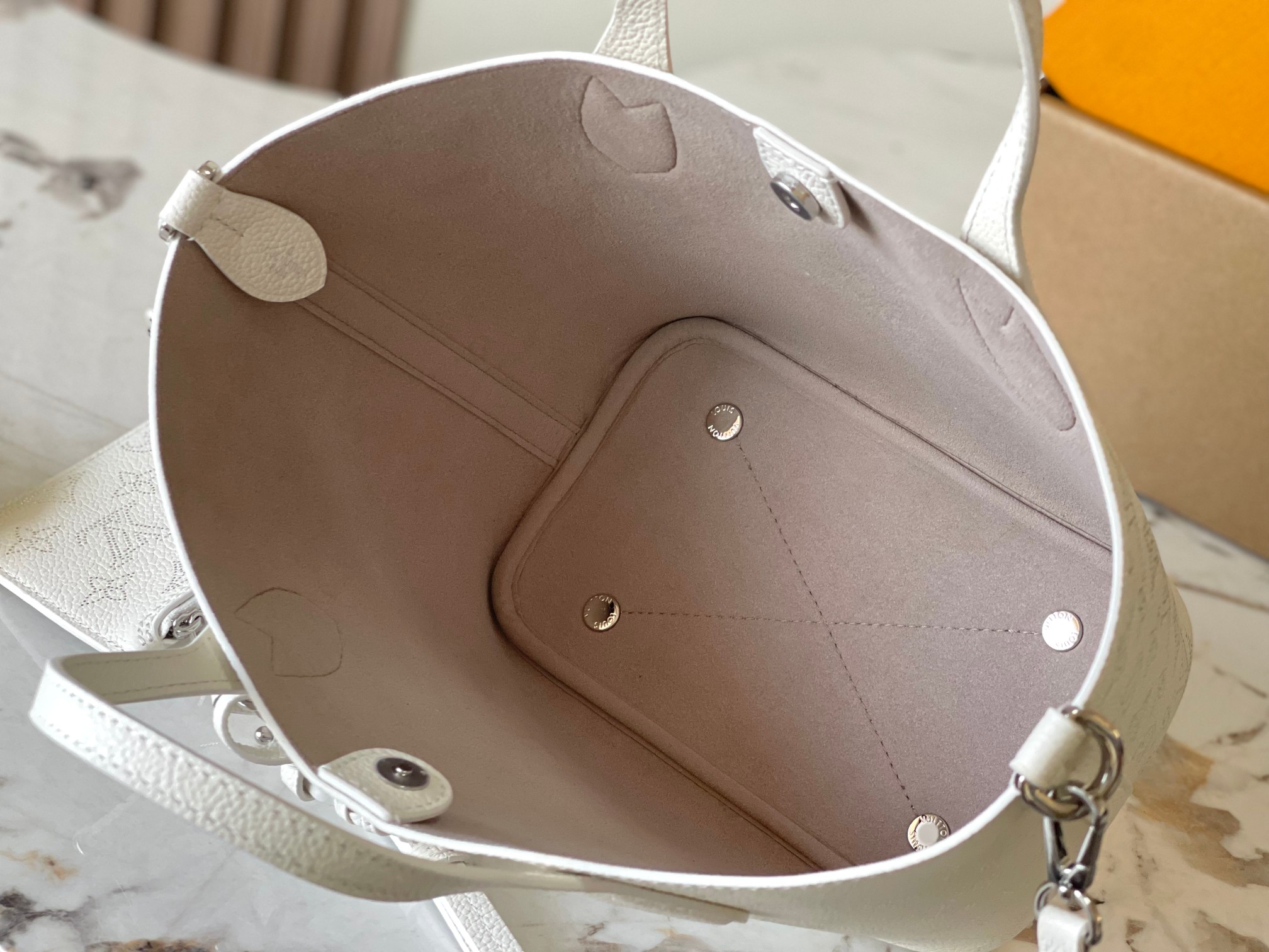 Louis Vuitton Basic Bag White M-l