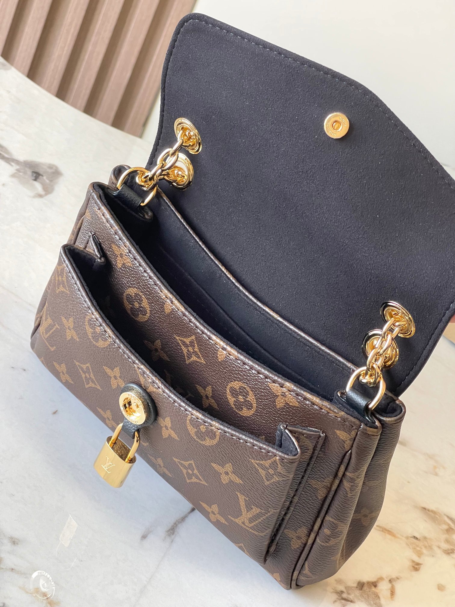 Louis Vuitton Basic Bag M-s