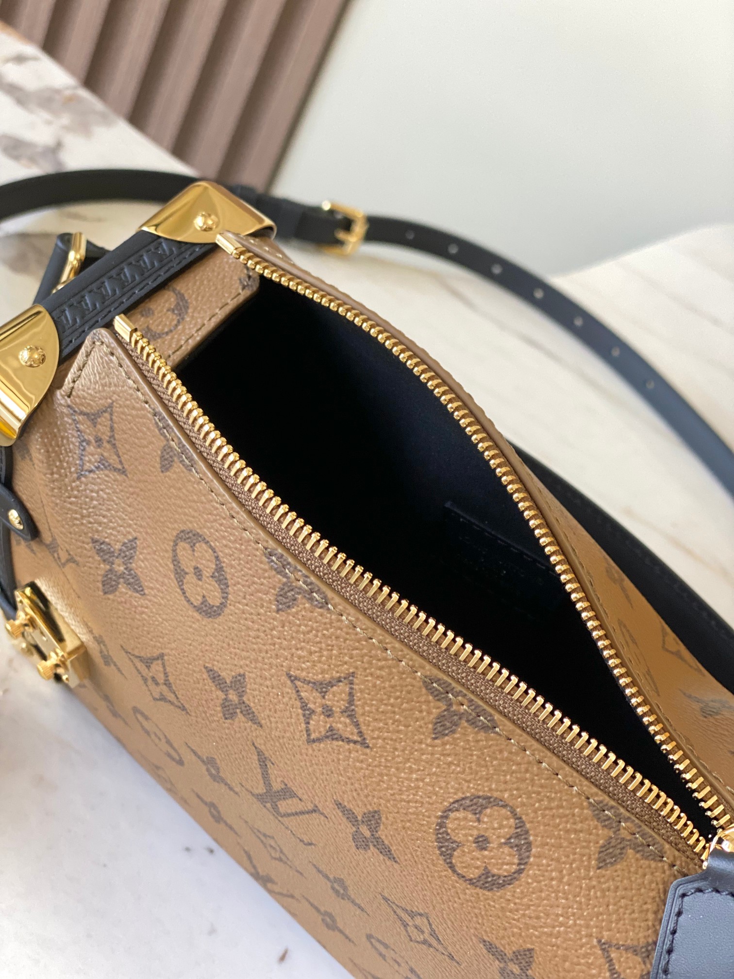 Louis Vuitton Basic Bag M-l