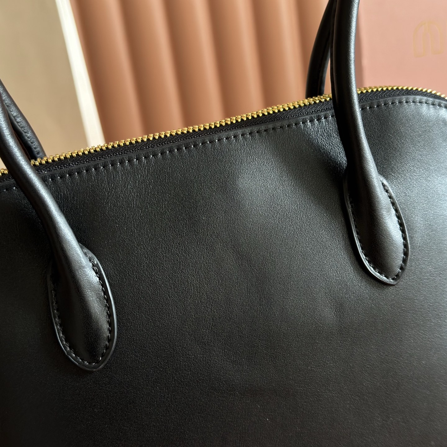 Miu Miu Basic Bag Cow Leather M