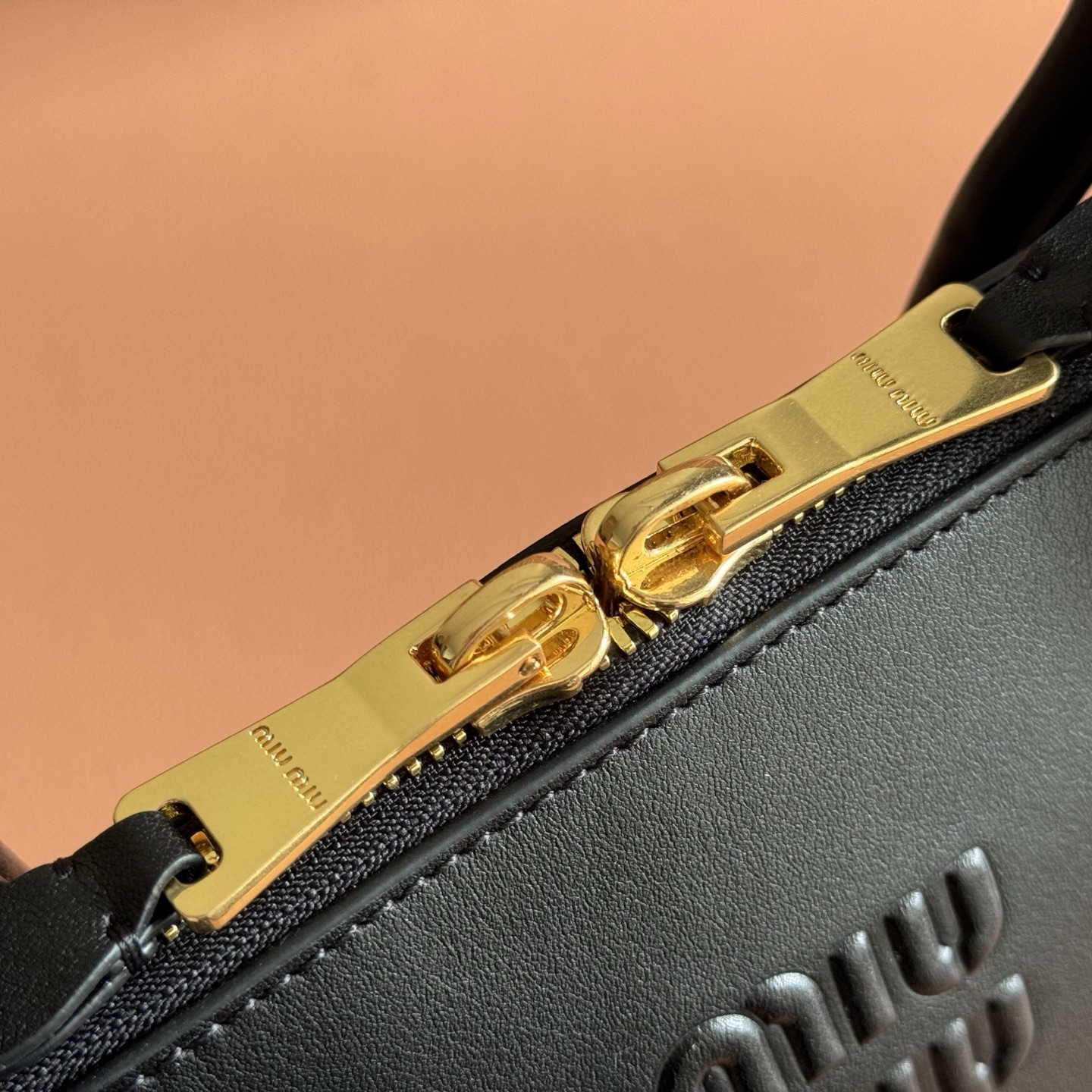 Miu Miu Basic Bag Cow Leather M