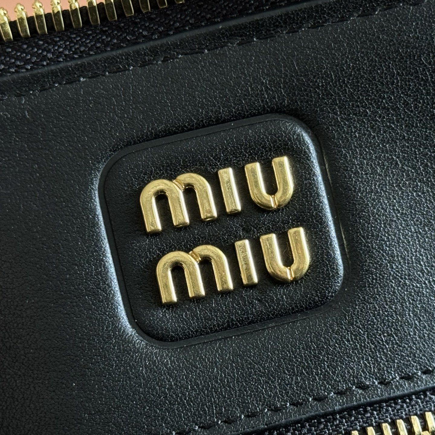 Miu Miu Basic Bag Cow Leather M