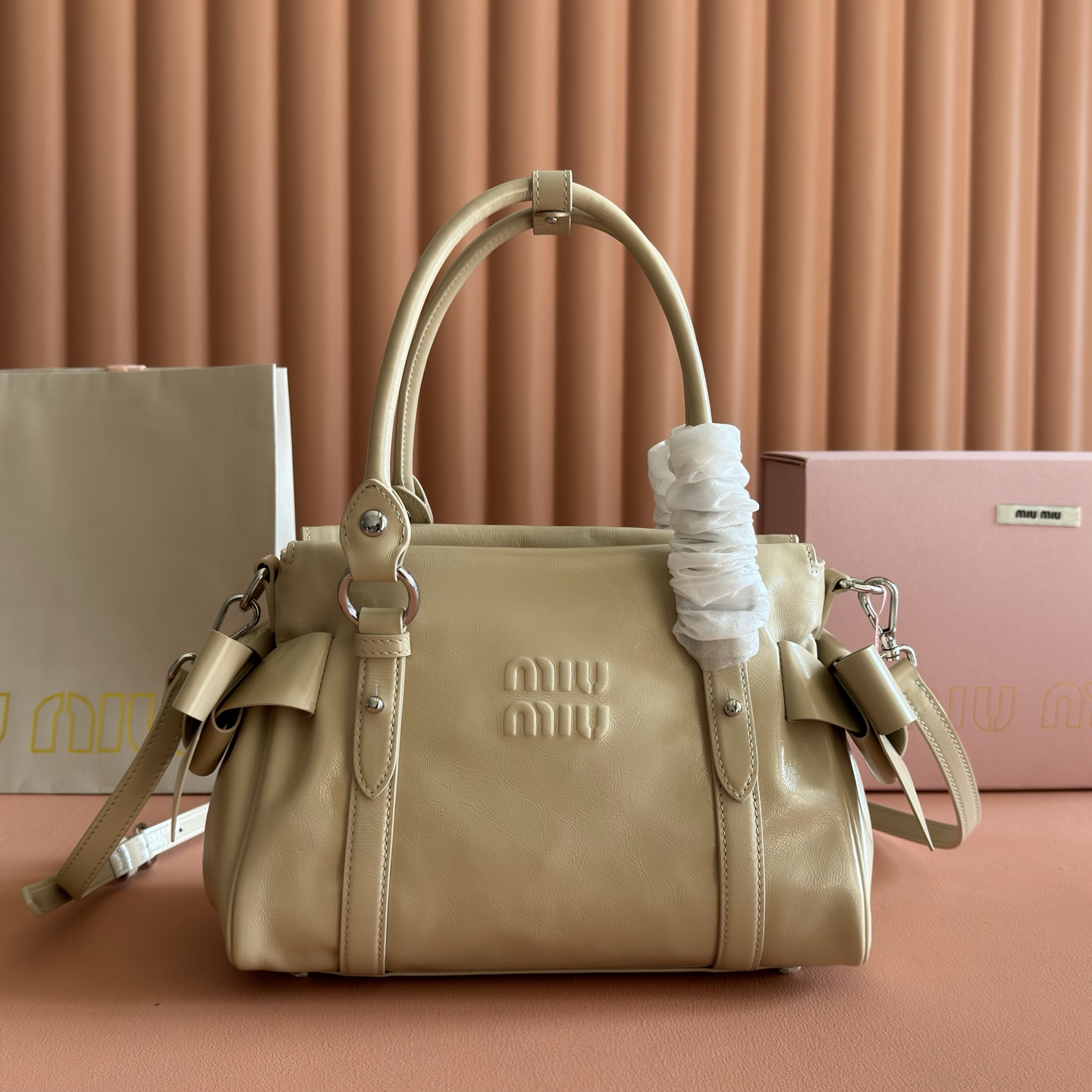 Miu Miu Basic Bag Cow Leather M-s-22cm