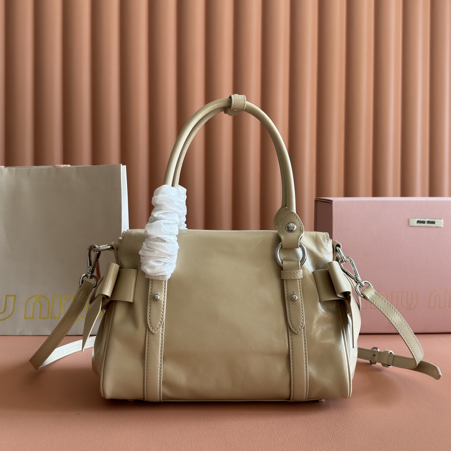 Miu Miu Basic Bag Cow Leather M-s-22cm