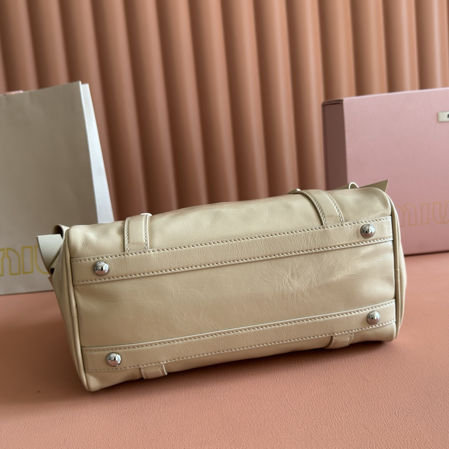 Miu Miu Basic Bag Cow Leather M-s-22cm