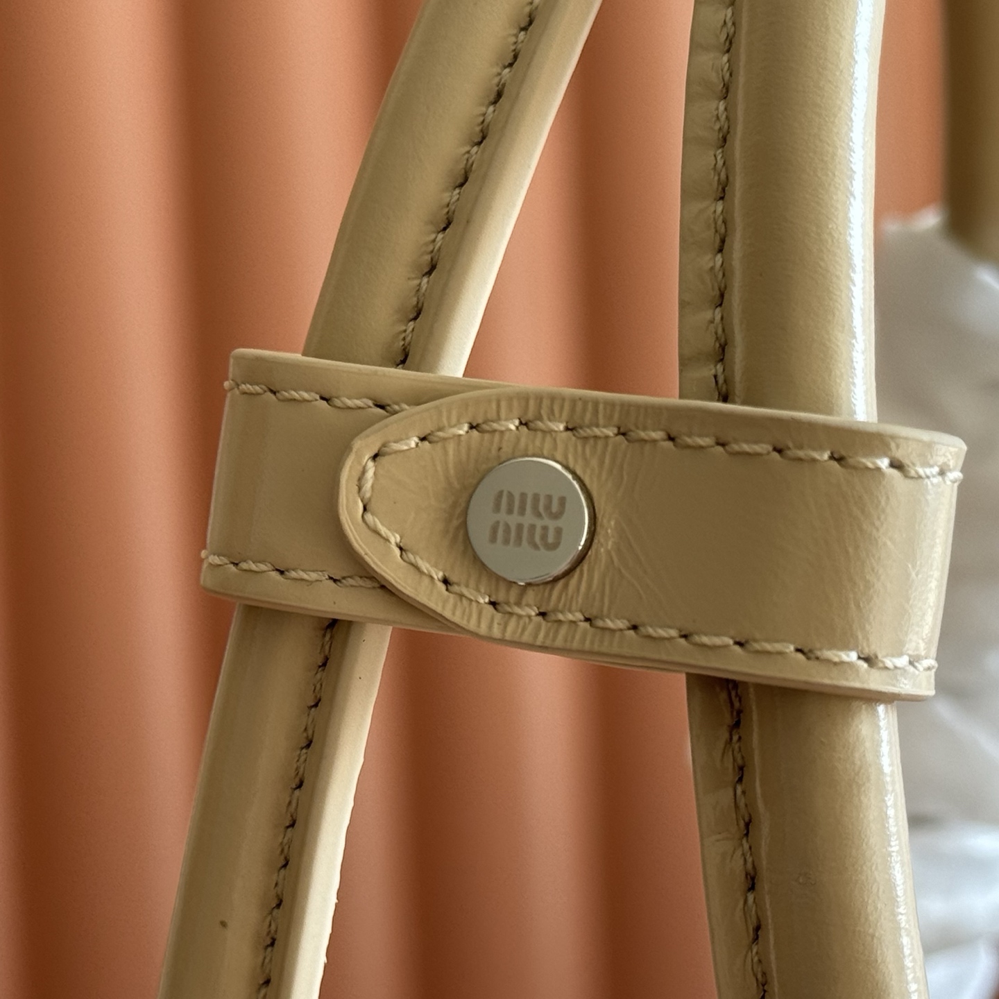 Miu Miu Basic Bag Cow Leather M-s-22cm