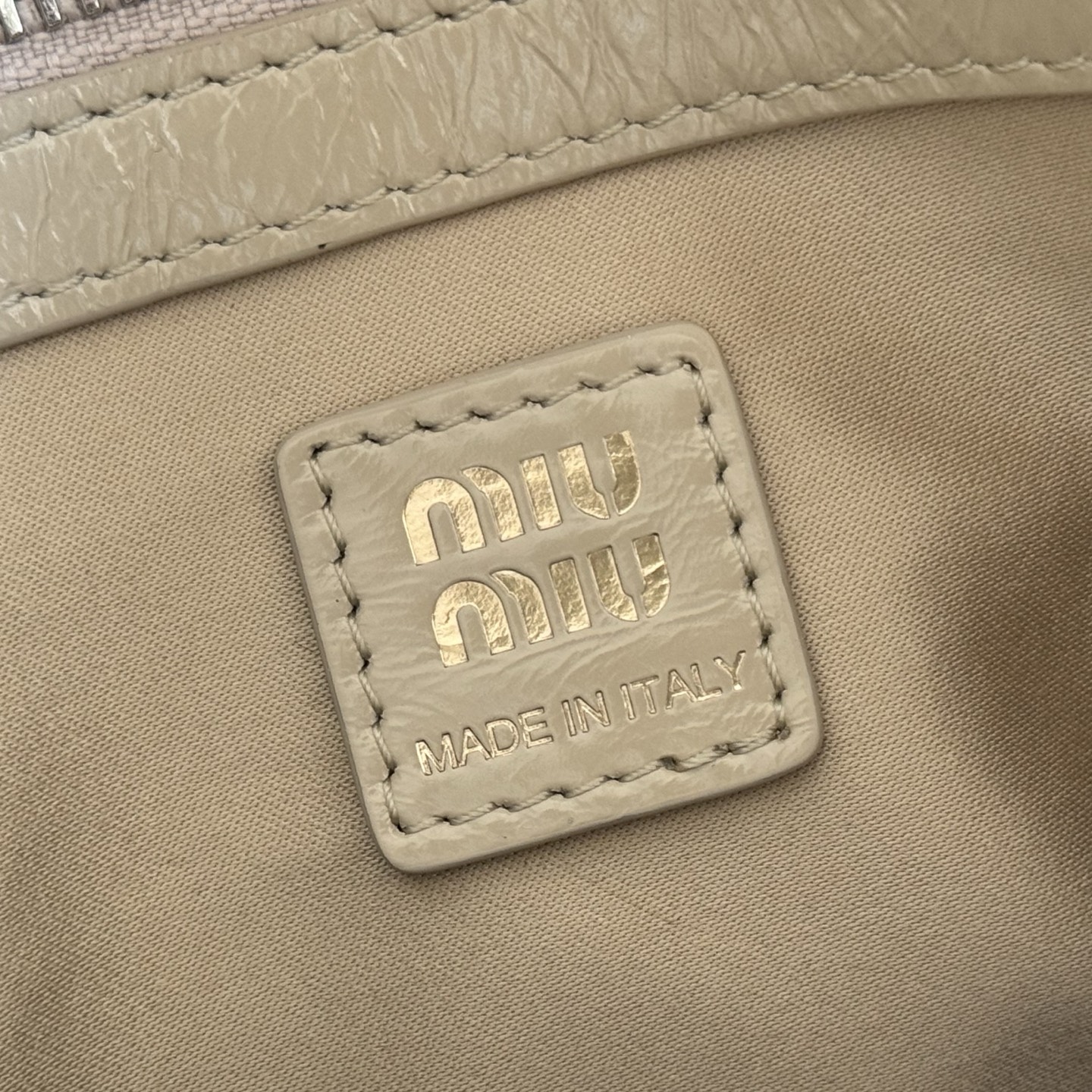 Miu Miu Basic Bag Cow Leather M-s-22cm