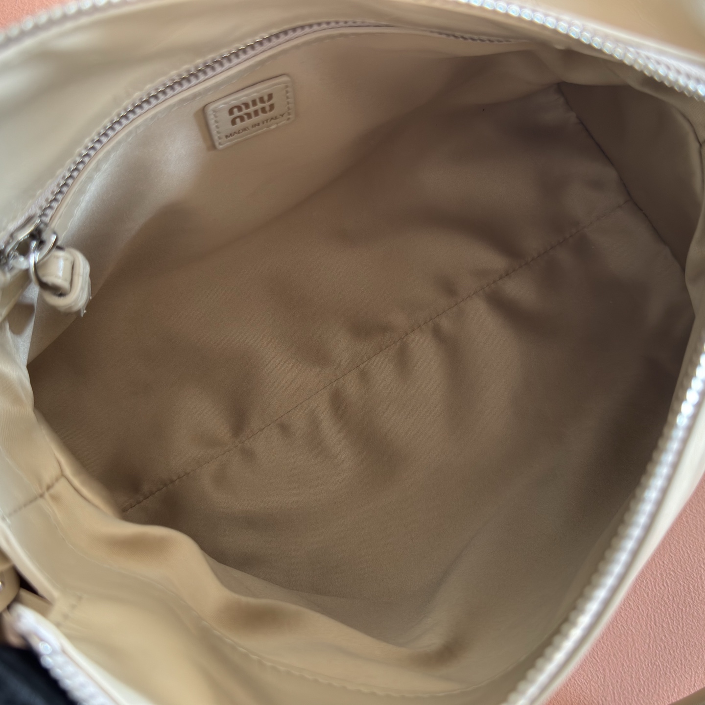 Miu Miu Basic Bag Cow Leather M-s-22cm