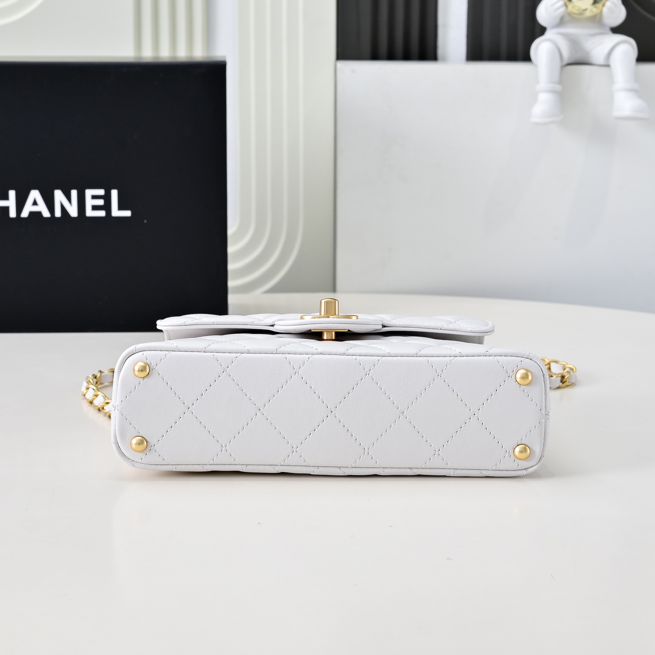 Chanel Basic Bag M-l