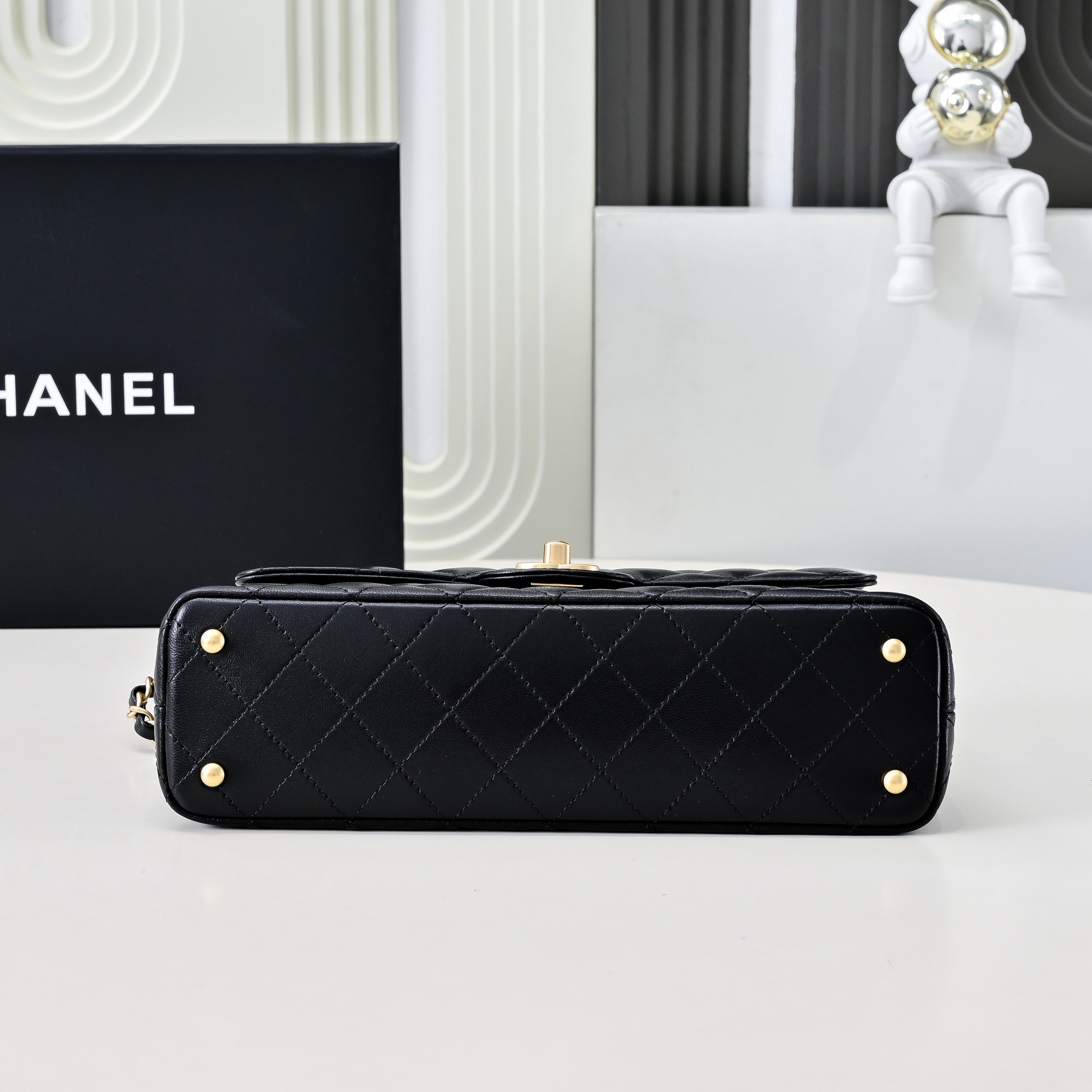 Chanel Basic Bag M-l