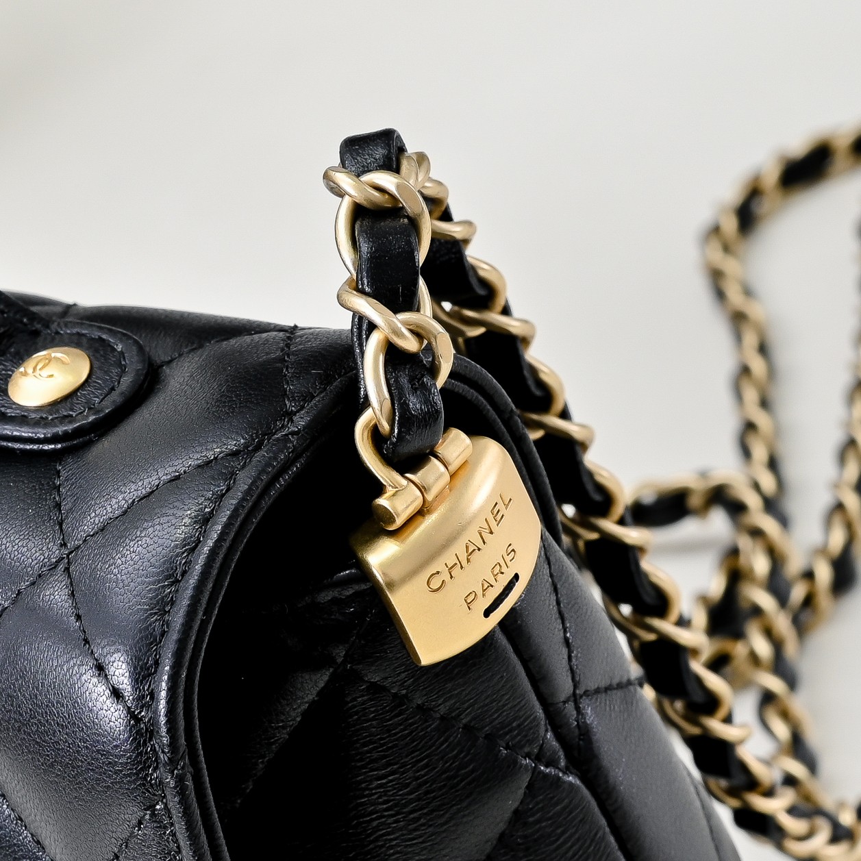 Chanel Basic Bag M-l