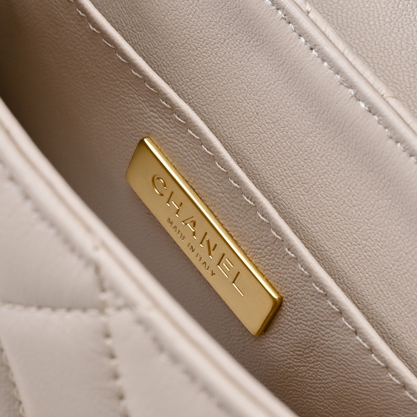 Chanel Basic Bag M-l